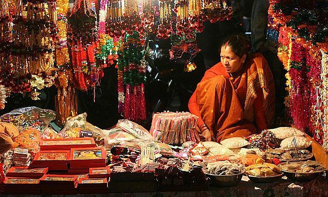Zdjęcia: Thamel, Kathmandu, Sprzedawczyni, NEPAL Zdjęcia: Thamel, Kathmandu, Sprzedawczyni, NEPAL