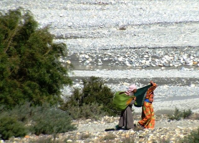 Zdjęcia: gdzies na szlaku.., z tobołami do miasta, NEPAL Zdjęcia: gdzies na szlaku.., z tobołami do miasta, NEPAL