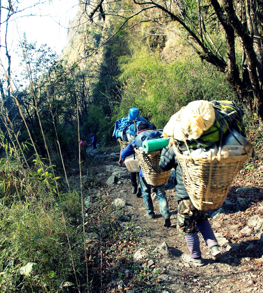 Zdjęcia: okolice Chomrong, Himalaje, ciężka praca tragarza, NEPAL Zdjęcia: okolice Chomrong, Himalaje, ciężka praca tragarza, NEPAL