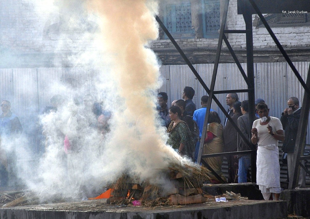 Zdjęcia: Pasupatinath, Kathmandu, odchodzą ludzie ..., NEPAL Zdjęcia: Pasupatinath, Kathmandu, odchodzą ludzie ..., NEPAL