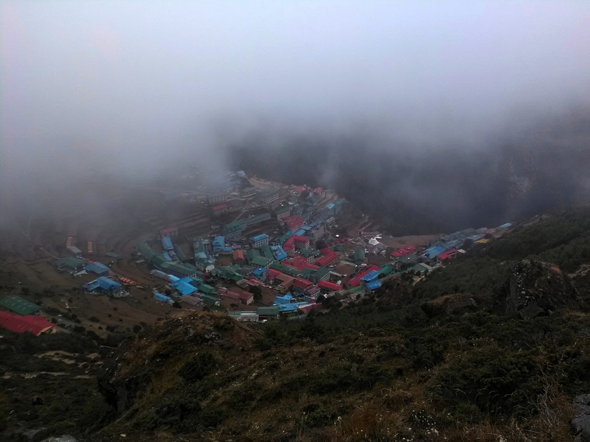 Zdjęcia: Namche Bazar, Himalaje, Mgła pochłaniająca Namche Bazar, NEPAL Zdjęcia: Namche Bazar, Himalaje, Mgła pochłaniająca Namche Bazar, NEPAL