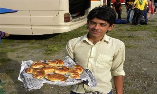 Zdjecie NEPAL / Pokhara / Dworzec autobusowy / Cos slodkiego przed podroza