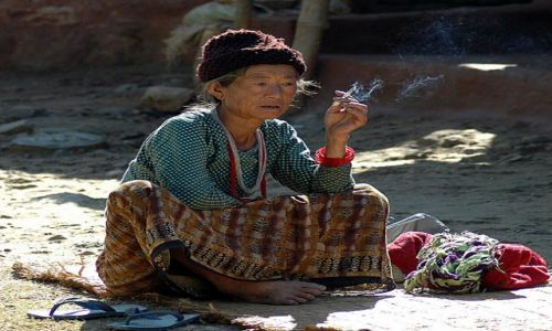 Zdjecie NEPAL / - / midzy Pokhar a Beni / Portret starszej kobiety