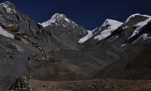 Zdjecie NEPAL / Thorung High Camp / Thorung High Camp 4925m / Gry z flagami