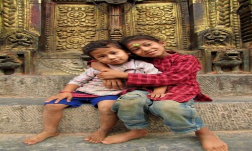 Zdjecie NEPAL / Bhaktapur district / Changu Narayan / 2 kids