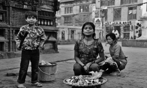 Zdjcie NEPAL / Kathmandu / Swajambhunath / Rodzinny interes...