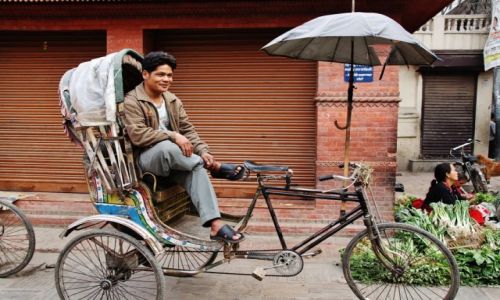 Zdjecie NEPAL / - / Patan / Przystojniak z wasnym interesem ?