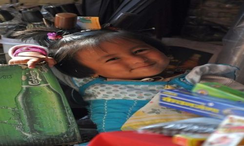 Zdjęcie NEPAL / gdzieś w Bhaktapurze / sklepik / córka sprzedawczyni