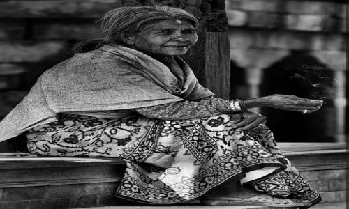 Zdjecie NEPAL / Kathmandu / Bhaktapur / kobieta z papierosem