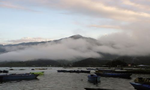 Zdjcie NEPAL / Pokhara / Phokara / poranek nad jeziorem Phewa Tal