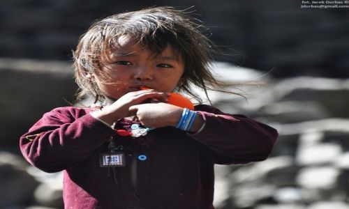 Zdjcie NEPAL / Manaslu / Samagaon / dziewczynka z balonikiem