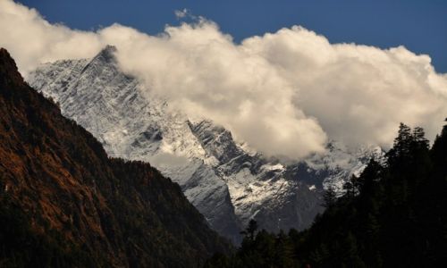 Zdjcie NEPAL / Manaslu / Shringi Himal / przykryta chmurami