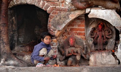 Zdjęcie NEPAL / Katmandu / Durbar Square / Dziewczynka z zapałkami