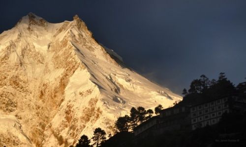 Zdjecie NEPAL / Manaslu / Lho / klasztor z Manaslu w tle