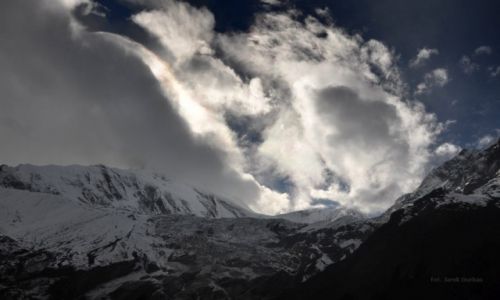 Zdjęcie NEPAL / Manaslu / okolice Samdo / Chmury tańczą nad Manaslu