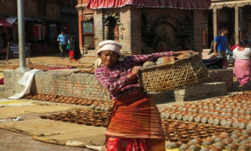 Zdjecie NEPAL / Katmandu / Bhaktapur / Garncarka 
