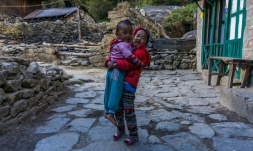 Zdjecie NEPAL / Khumbu / Benkar / urocze dzieci