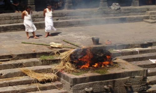 Zdjęcie NEPAL / brak / hinduistyczne sanktuarium w Pashupatinath / Z prochu powstałeś...