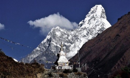 Zdjecie NEPAL / Himalaje, rejon Namcze Bazar / Tenzing Norgey Memorial Stupa  / W cieniu Ama Dablam