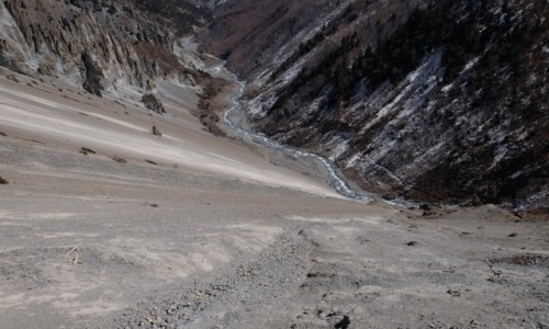 Zdjcie NEPAL / Manang / Landslide area - szlak do TBC / cieka do Tilicho Lake - widok w d