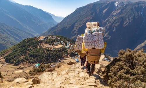 Zdjecie NEPAL / Himalaje / Namche Bazar / Transport towarw do wiosek w grach