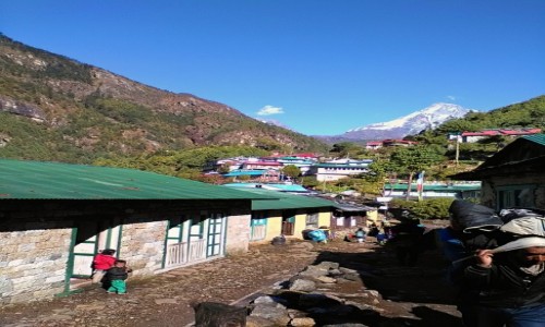 Zdjcie NEPAL / Himalaje / na trasie Lukla - Namche Bazar / Osady wijce si wzdu doliny