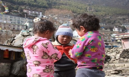 Zdjęcie NEPAL / Khumbu / Namche Bazar / Dzieciaki z Namche