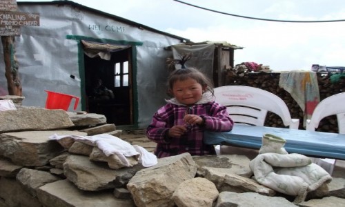 Zdjęcie NEPAL / Himalaje / Mong La / Mała Szerpanka