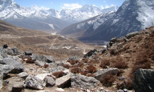 Zdjcie NEPAL / Himalaje / Dolina Khumbu / W dole wioska Pheriche