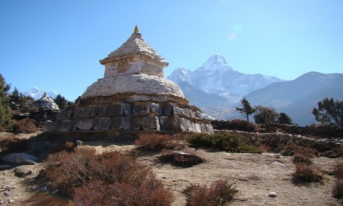 Zdj�cie NEPAL / Himalaje / Okolice Pangboche / Czorten i Ama Dablam