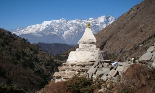 Zdj�cie NEPAL / Himalaje / Okolice Pangboche / Czorten i Kongde Ri