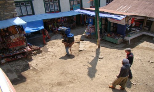 Zdjecie NEPAL / Himalaje / Namche Bazar / Tragarz