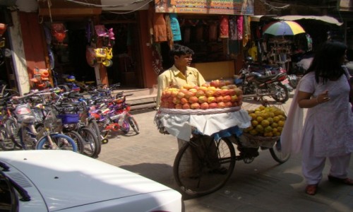 Zdjecie NEPAL / Kathmandu / Wok Thamelu / Uliczny sprzedawca owocw