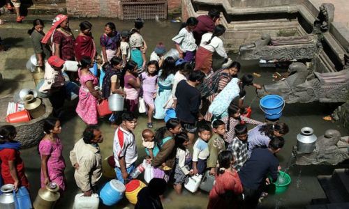 Zdjęcie NEPAL / brak / PATAN / W koleice po wodę