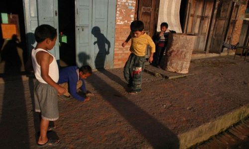Zdjęcie NEPAL / Dolina Kathmandu / Baktaphur / zabawa