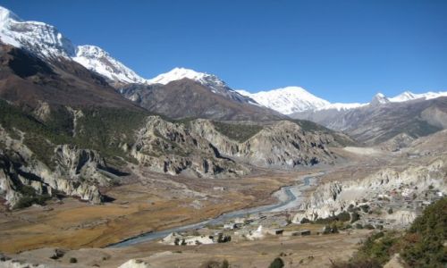 Zdjecie NEPAL / Himalaje / Dystrykt Manang / Dolina Marsyangdi Nadi, w dole zabudowania Bhraka (Braga) a dalej Manang; po lewej Ganggapurna 7454