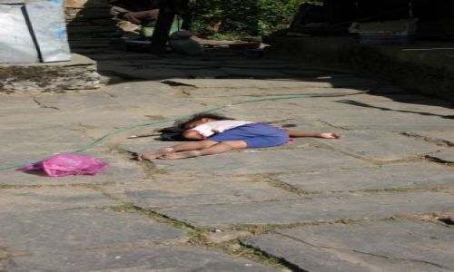 Zdjecie NEPAL / Nepal / wioska Ulleri / zmczenie
