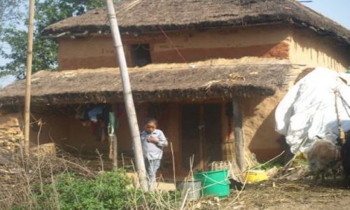 Zdjecie NEPAL / brak / Okolice Katmandu / Dziewczynka idzie do szkoy