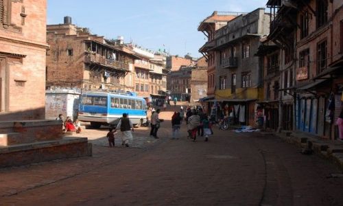 Zdjęcie NEPAL / Kathmandu valley / Bahktapur City / scenka z zycia starozytnego miasta