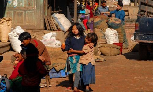 Zdjęcie NEPAL / Kathmandu valley / Bahktapur City / zabawa z marchewka ;)