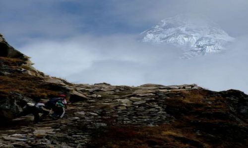 Zdjecie NEPAL / Himalaje / Sagarmatha National park / Amadablam za chmurami
