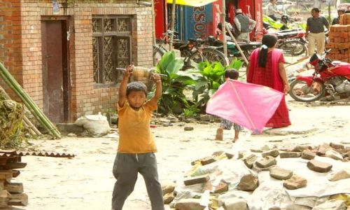 Zdjęcie NEPAL / Dolina Kathmandu / Bakthapur / Chłopiec z latawcem