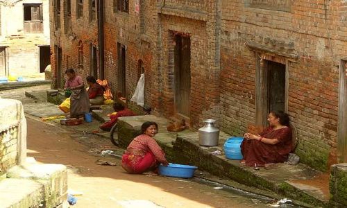 Zdjecie NEPAL / Dolina Kathmandu / Baktaphur / Kobiety przy pracy