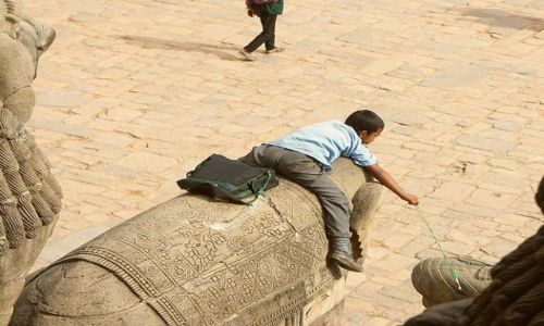 Zdjęcie NEPAL / Dolina Kathmandu / Baktaphur / Niema jak wagary na słoniu