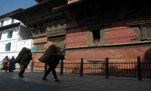 Zdjęcie NEPAL / durbar sq / kathmandu / tragarze