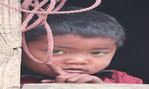 Zdjęcie NEPAL / - / W jednej z wiosek w drodze pod Dhaulagiri / Chłopczyk z liną