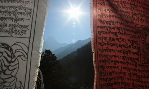 Zdjecie NEPAL / - / W drodze do Mount Everest Base Camp / Biało - czerwony Nepal
