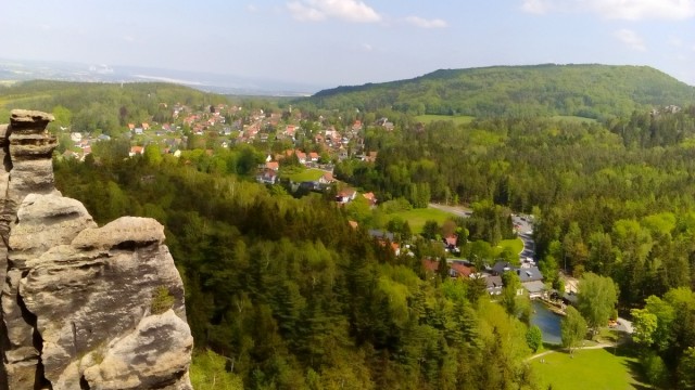Zdj cia: Jonsdorf, Góry Żytawskie, Jonsdorf - panorama miasta ze Skał Zakonnic, NIEMCY Zdj cia: Jonsdorf, Góry Żytawskie, Jonsdorf - panorama miasta ze Skał Zakonnic, NIEMCY