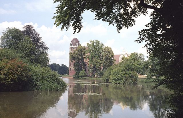 Zdjęcia: Bad Muskau, Saksonia, Bad Muskau - zamek otoczony fosą, NIEMCY Zdjęcia: Bad Muskau, Saksonia, Bad Muskau - zamek otoczony fosą, NIEMCY