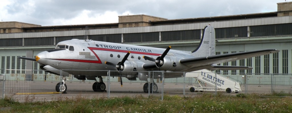 Zdjęcia: lotnisko, Berlin, Amerykańska pamiątka na lotnisku Tempelhof, NIEMCY Zdjęcia: lotnisko, Berlin, Amerykańska pamiątka na lotnisku Tempelhof, NIEMCY